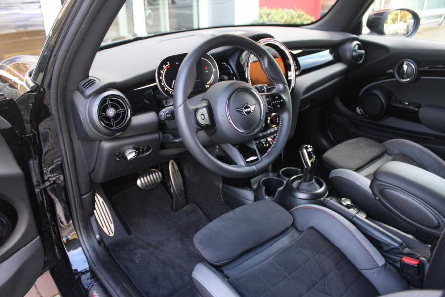 MINI Cooper 1.5 Cooper 136PK JOHN COOPER WORKS | AUTOMAAT | NAVIGATIE 8,8'' | DRAADLOOS APPLE CARPLAY | SFEERVERLICHTING | 17'' JCW VIJF DUBBELSPAAKS VELGEN IN GLOSS BLACK | JCW VOOR EN ACHTERBUMPER | JCW SPORTSTOELEN MET LEER/ALCATARA | JCW DORPEL INSTAPLIJSTEN | JCW STUURWIEL | FULL LED KOPLAMPEN | UNION JACK LED ACHTERVERLICHTING | ELEKTRISCH INKLAPBARE BUITENSPIEGELS | DIGITALE COCKPIT |