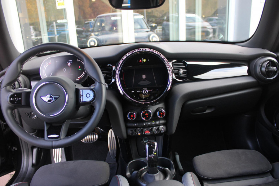 MINI Cooper 1.5 Cooper 136PK JOHN COOPER WORKS | AUTOMAAT | NAVIGATIE 8,8'' | DRAADLOOS APPLE CARPLAY | SFEERVERLICHTING | 17'' JCW VIJF DUBBELSPAAKS VELGEN IN GLOSS BLACK | JCW VOOR EN ACHTERBUMPER | JCW SPORTSTOELEN MET LEER/ALCATARA | JCW DORPEL INSTAPLIJSTEN | JCW STUURWIEL | FULL LED KOPLAMPEN | UNION JACK LED ACHTERVERLICHTING | ELEKTRISCH INKLAPBARE BUITENSPIEGELS | DIGITALE COCKPIT |