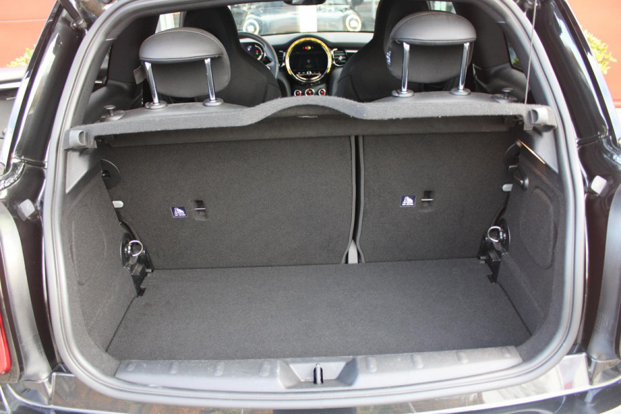 MINI Cooper 1.5 Cooper 136PK JOHN COOPER WORKS | AUTOMAAT | NAVIGATIE 8,8'' | DRAADLOOS APPLE CARPLAY | SFEERVERLICHTING | 17'' JCW VIJF DUBBELSPAAKS VELGEN IN GLOSS BLACK | JCW VOOR EN ACHTERBUMPER | JCW SPORTSTOELEN MET LEER/ALCATARA | JCW DORPEL INSTAPLIJSTEN | JCW STUURWIEL | FULL LED KOPLAMPEN | UNION JACK LED ACHTERVERLICHTING | ELEKTRISCH INKLAPBARE BUITENSPIEGELS | DIGITALE COCKPIT |