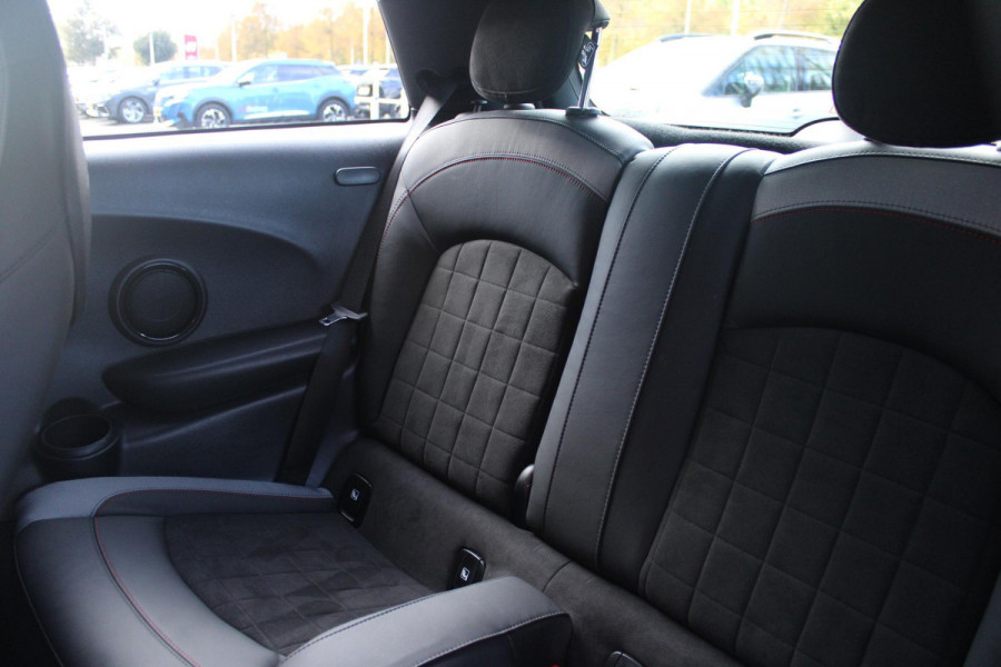MINI Cooper 1.5 Cooper 136PK JOHN COOPER WORKS | AUTOMAAT | NAVIGATIE 8,8'' | DRAADLOOS APPLE CARPLAY | SFEERVERLICHTING | 17'' JCW VIJF DUBBELSPAAKS VELGEN IN GLOSS BLACK | JCW VOOR EN ACHTERBUMPER | JCW SPORTSTOELEN MET LEER/ALCATARA | JCW DORPEL INSTAPLIJSTEN | JCW STUURWIEL | FULL LED KOPLAMPEN | UNION JACK LED ACHTERVERLICHTING | ELEKTRISCH INKLAPBARE BUITENSPIEGELS | DIGITALE COCKPIT |