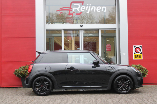 MINI Cooper 1.5 Cooper 136PK JOHN COOPER WORKS | AUTOMAAT | NAVIGATIE 8,8'' | DRAADLOOS APPLE CARPLAY | SFEERVERLICHTING | 17'' JCW VIJF DUBBELSPAAKS VELGEN IN GLOSS BLACK | JCW VOOR EN ACHTERBUMPER | JCW SPORTSTOELEN MET LEER/ALCATARA | JCW DORPEL INSTAPLIJSTEN | JCW STUURWIEL | FULL LED KOPLAMPEN | UNION JACK LED ACHTERVERLICHTING | ELEKTRISCH INKLAPBARE BUITENSPIEGELS | DIGITALE COCKPIT |
