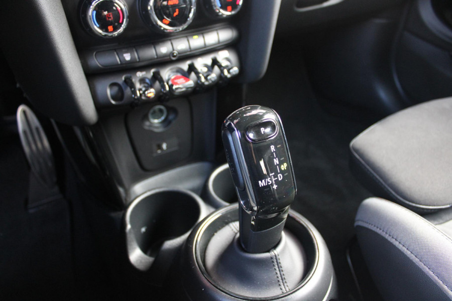 MINI Cooper 1.5 Cooper 136PK JOHN COOPER WORKS | AUTOMAAT | NAVIGATIE 8,8'' | DRAADLOOS APPLE CARPLAY | SFEERVERLICHTING | 17'' JCW VIJF DUBBELSPAAKS VELGEN IN GLOSS BLACK | JCW VOOR EN ACHTERBUMPER | JCW SPORTSTOELEN MET LEER/ALCATARA | JCW DORPEL INSTAPLIJSTEN | JCW STUURWIEL | FULL LED KOPLAMPEN | UNION JACK LED ACHTERVERLICHTING | ELEKTRISCH INKLAPBARE BUITENSPIEGELS | DIGITALE COCKPIT |