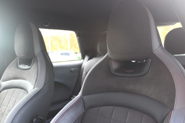 MINI Cooper 1.5 Cooper 136PK JOHN COOPER WORKS | AUTOMAAT | NAVIGATIE 8,8'' | DRAADLOOS APPLE CARPLAY | SFEERVERLICHTING | 17'' JCW VIJF DUBBELSPAAKS VELGEN IN GLOSS BLACK | JCW VOOR EN ACHTERBUMPER | JCW SPORTSTOELEN MET LEER/ALCATARA | JCW DORPEL INSTAPLIJSTEN | JCW STUURWIEL | FULL LED KOPLAMPEN | UNION JACK LED ACHTERVERLICHTING | ELEKTRISCH INKLAPBARE BUITENSPIEGELS | DIGITALE COCKPIT |