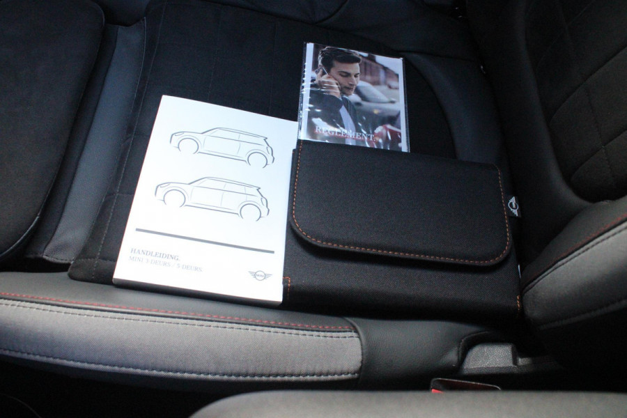 MINI Cooper 1.5 Cooper 136PK JOHN COOPER WORKS | AUTOMAAT | NAVIGATIE 8,8'' | DRAADLOOS APPLE CARPLAY | SFEERVERLICHTING | 17'' JCW VIJF DUBBELSPAAKS VELGEN IN GLOSS BLACK | JCW VOOR EN ACHTERBUMPER | JCW SPORTSTOELEN MET LEER/ALCATARA | JCW DORPEL INSTAPLIJSTEN | JCW STUURWIEL | FULL LED KOPLAMPEN | UNION JACK LED ACHTERVERLICHTING | ELEKTRISCH INKLAPBARE BUITENSPIEGELS | DIGITALE COCKPIT |