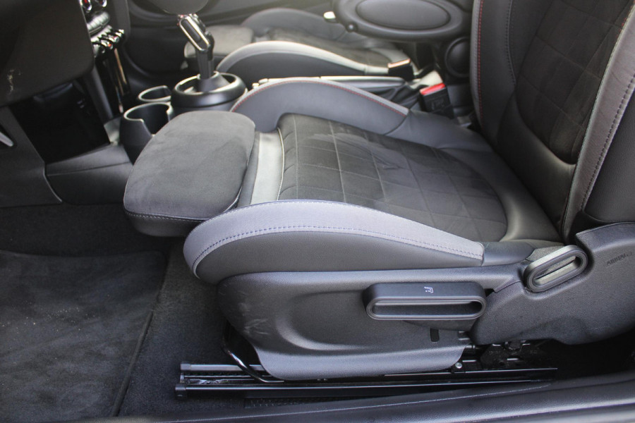 MINI Cooper 1.5 Cooper 136PK JOHN COOPER WORKS | AUTOMAAT | NAVIGATIE 8,8'' | DRAADLOOS APPLE CARPLAY | SFEERVERLICHTING | 17'' JCW VIJF DUBBELSPAAKS VELGEN IN GLOSS BLACK | JCW VOOR EN ACHTERBUMPER | JCW SPORTSTOELEN MET LEER/ALCATARA | JCW DORPEL INSTAPLIJSTEN | JCW STUURWIEL | FULL LED KOPLAMPEN | UNION JACK LED ACHTERVERLICHTING | ELEKTRISCH INKLAPBARE BUITENSPIEGELS | DIGITALE COCKPIT |