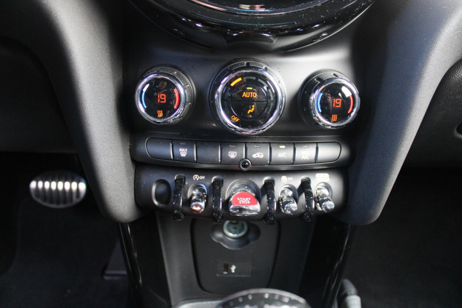 MINI Cooper 1.5 Cooper 136PK JOHN COOPER WORKS | AUTOMAAT | NAVIGATIE 8,8'' | DRAADLOOS APPLE CARPLAY | SFEERVERLICHTING | 17'' JCW VIJF DUBBELSPAAKS VELGEN IN GLOSS BLACK | JCW VOOR EN ACHTERBUMPER | JCW SPORTSTOELEN MET LEER/ALCATARA | JCW DORPEL INSTAPLIJSTEN | JCW STUURWIEL | FULL LED KOPLAMPEN | UNION JACK LED ACHTERVERLICHTING | ELEKTRISCH INKLAPBARE BUITENSPIEGELS | DIGITALE COCKPIT |