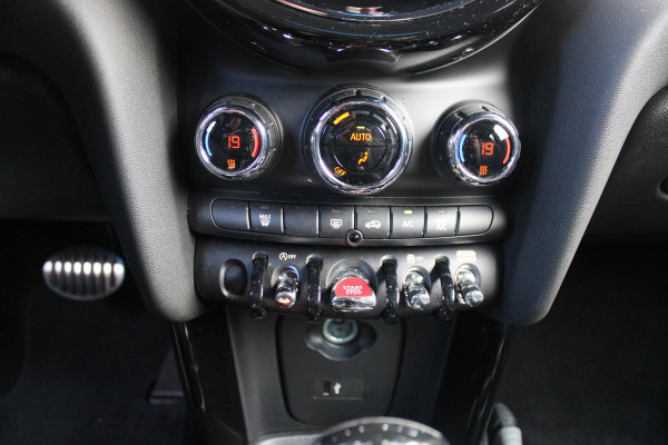 MINI Cooper 1.5 Cooper 136PK JOHN COOPER WORKS | AUTOMAAT | NAVIGATIE 8,8'' | DRAADLOOS APPLE CARPLAY | SFEERVERLICHTING | 17'' JCW VIJF DUBBELSPAAKS VELGEN IN GLOSS BLACK | JCW VOOR EN ACHTERBUMPER | JCW SPORTSTOELEN MET LEER/ALCATARA | JCW DORPEL INSTAPLIJSTEN | JCW STUURWIEL | FULL LED KOPLAMPEN | UNION JACK LED ACHTERVERLICHTING | ELEKTRISCH INKLAPBARE BUITENSPIEGELS | DIGITALE COCKPIT |