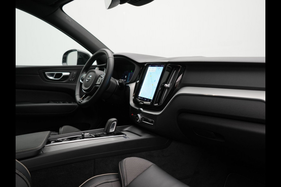 Volvo XC60 T6 AWD R-Design Plug In Hybrid Long Range Nieuw Model 350pk Dealer O.H. PHEV | Panodak | Adaptive Cruise | Camera | Lederen Sportstoelen Memory & Verwarmd | Google Assistent | Apple Carplay | Keyless | Virtual | 21"L.M | DAB |