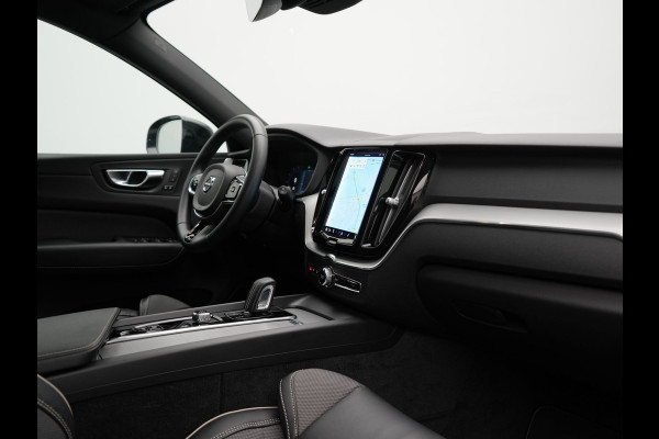 Volvo XC60 T6 AWD R-Design Plug In Hybrid Long Range Nieuw Model 350pk Dealer O.H. PHEV | Panodak | Adaptive Cruise | Camera | Lederen Sportstoelen Memory & Verwarmd | Google Assistent | Apple Carplay | Keyless | Virtual | 21"L.M | DAB |