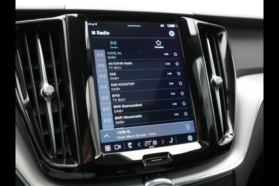 Volvo XC60 T6 AWD R-Design Plug In Hybrid Long Range Nieuw Model 350pk Dealer O.H. PHEV | Panodak | Adaptive Cruise | Camera | Lederen Sportstoelen Memory & Verwarmd | Google Assistent | Apple Carplay | Keyless | Virtual | 21"L.M | DAB |