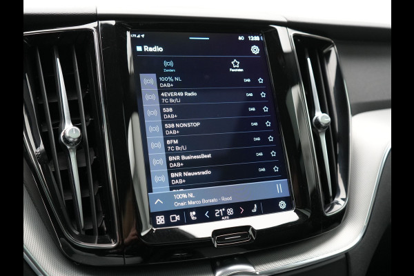 Volvo XC60 T6 AWD R-Design Plug In Hybrid Long Range Nieuw Model 350pk Dealer O.H. PHEV | Panodak | Adaptive Cruise | Camera | Lederen Sportstoelen Memory & Verwarmd | Google Assistent | Apple Carplay | Keyless | Virtual | 21"L.M | DAB |