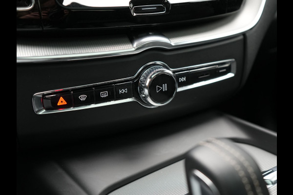 Volvo XC60 T6 AWD R-Design Plug In Hybrid Long Range Nieuw Model 350pk Dealer O.H. PHEV | Panodak | Adaptive Cruise | Camera | Lederen Sportstoelen Memory & Verwarmd | Google Assistent | Apple Carplay | Keyless | Virtual | 21"L.M | DAB |