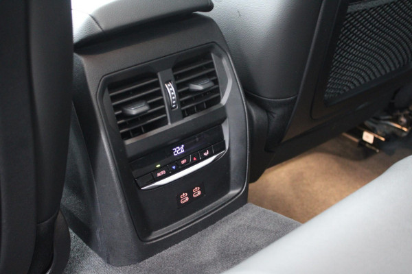 BMW 3-serie 330e M-Sport Pro | Pano | HUD | Carbon | Adaptief onderstel