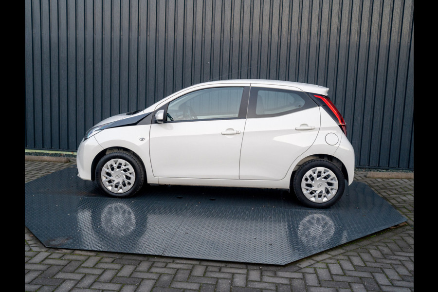 Toyota Aygo 1.0 VVT-i x-play | Camera | Prijs Rijklaar!!
