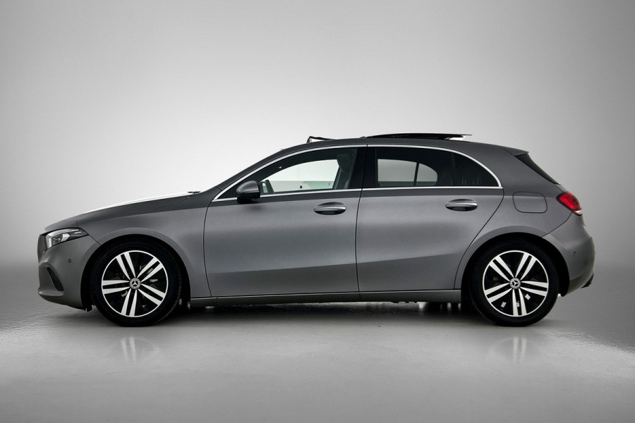 Mercedes-Benz A-Klasse 180 Solution Luxury (SFEERVERLICHTING, PANORAMADAK, ELEKT. STOELEN, ADAPTIVE CRUISE, CAMERA, 1e EIGENAAR)