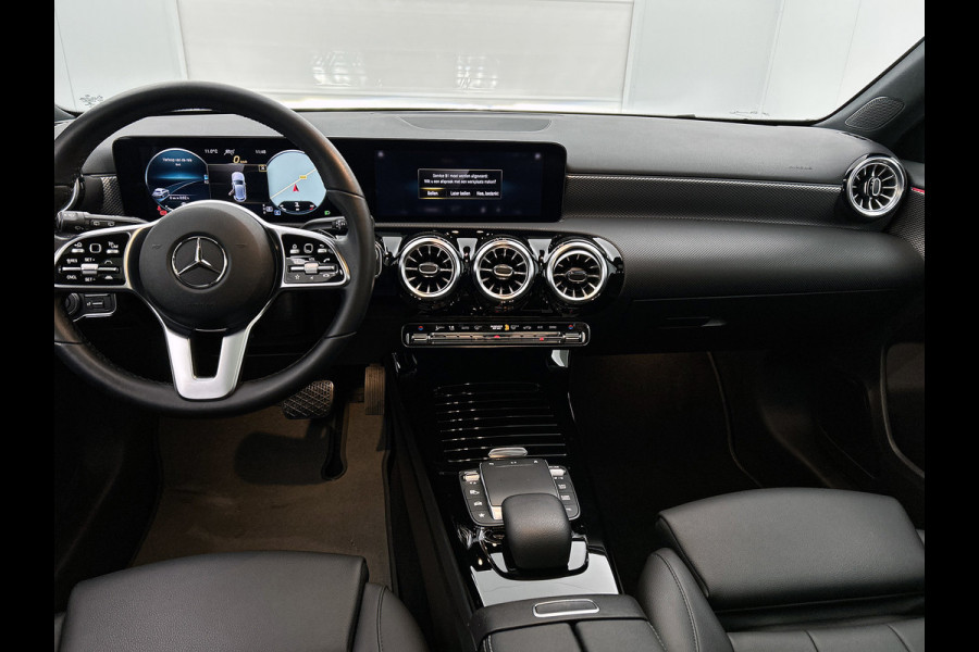 Mercedes-Benz A-Klasse 180 Solution Luxury (SFEERVERLICHTING, PANORAMADAK, ELEKT. STOELEN, ADAPTIVE CRUISE, CAMERA, 1e EIGENAAR)