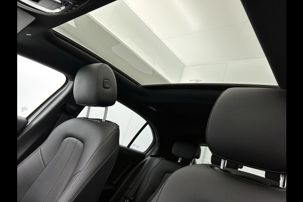 Mercedes-Benz A-Klasse 180 Solution Luxury (SFEERVERLICHTING, PANORAMADAK, ELEKT. STOELEN, ADAPTIVE CRUISE, CAMERA, 1e EIGENAAR)