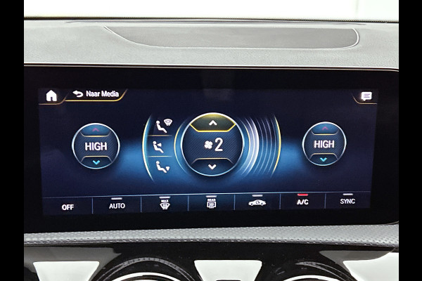 Mercedes-Benz A-Klasse 180 Solution Luxury (SFEERVERLICHTING, PANORAMADAK, ELEKT. STOELEN, ADAPTIVE CRUISE, CAMERA, 1e EIGENAAR)