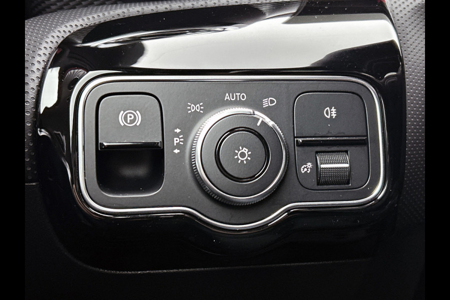 Mercedes-Benz A-Klasse 180 Solution Luxury (SFEERVERLICHTING, PANORAMADAK, ELEKT. STOELEN, ADAPTIVE CRUISE, CAMERA, 1e EIGENAAR)