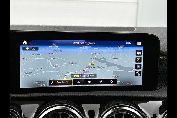 Mercedes-Benz A-Klasse 180 Solution Luxury (SFEERVERLICHTING, PANORAMADAK, ELEKT. STOELEN, ADAPTIVE CRUISE, CAMERA, 1e EIGENAAR)