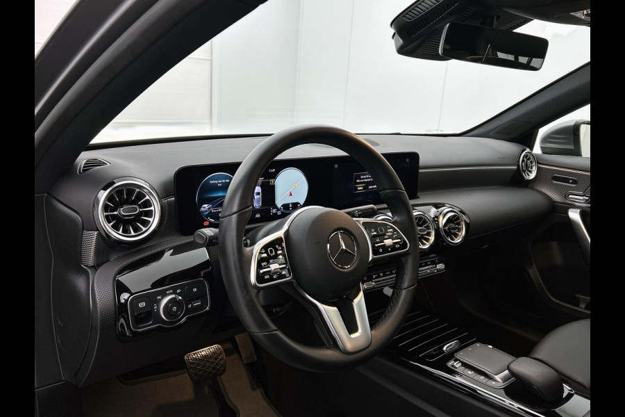 Mercedes-Benz A-Klasse 180 Solution Luxury (SFEERVERLICHTING, PANORAMADAK, ELEKT. STOELEN, ADAPTIVE CRUISE, CAMERA, 1e EIGENAAR)