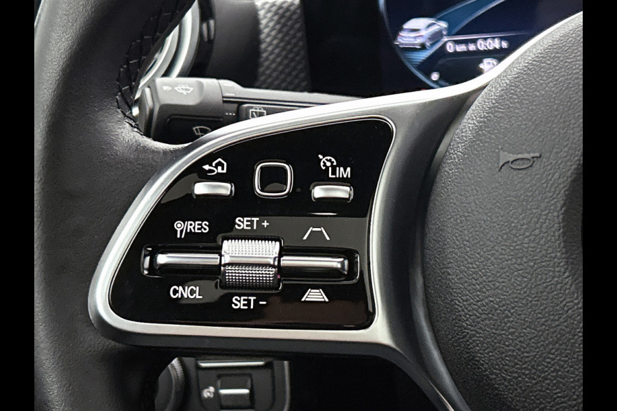 Mercedes-Benz A-Klasse 180 Solution Luxury (SFEERVERLICHTING, PANORAMADAK, ELEKT. STOELEN, ADAPTIVE CRUISE, CAMERA, 1e EIGENAAR)