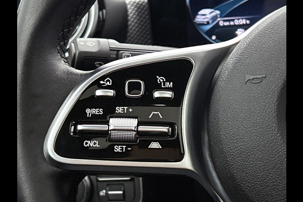 Mercedes-Benz A-Klasse 180 Solution Luxury (SFEERVERLICHTING, PANORAMADAK, ELEKT. STOELEN, ADAPTIVE CRUISE, CAMERA, 1e EIGENAAR)