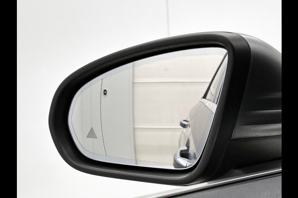 Mercedes-Benz A-Klasse 180 Solution Luxury (SFEERVERLICHTING, PANORAMADAK, ELEKT. STOELEN, ADAPTIVE CRUISE, CAMERA, 1e EIGENAAR)