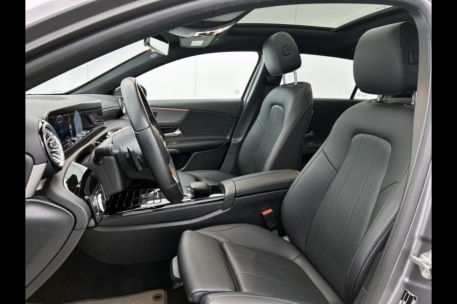 Mercedes-Benz A-Klasse 180 Solution Luxury (SFEERVERLICHTING, PANORAMADAK, ELEKT. STOELEN, ADAPTIVE CRUISE, CAMERA, 1e EIGENAAR)