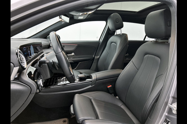 Mercedes-Benz A-Klasse 180 Solution Luxury (SFEERVERLICHTING, PANORAMADAK, ELEKT. STOELEN, ADAPTIVE CRUISE, CAMERA, 1e EIGENAAR)