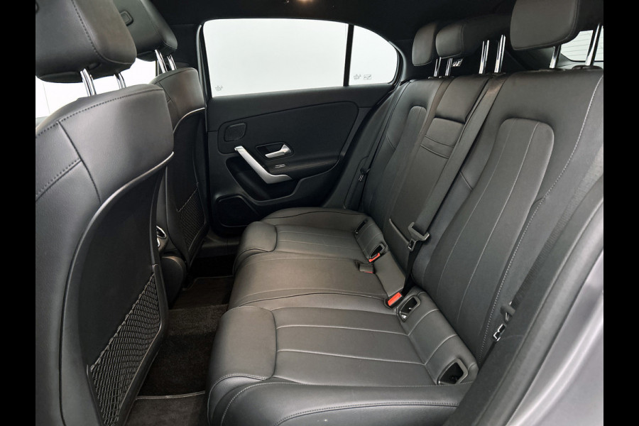 Mercedes-Benz A-Klasse 180 Solution Luxury (SFEERVERLICHTING, PANORAMADAK, ELEKT. STOELEN, ADAPTIVE CRUISE, CAMERA, 1e EIGENAAR)