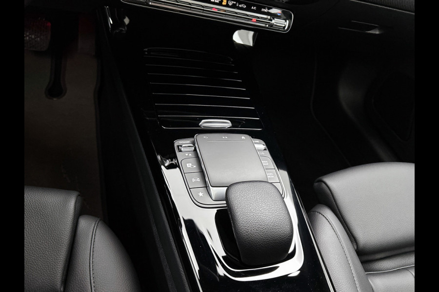 Mercedes-Benz A-Klasse 180 Solution Luxury (SFEERVERLICHTING, PANORAMADAK, ELEKT. STOELEN, ADAPTIVE CRUISE, CAMERA, 1e EIGENAAR)