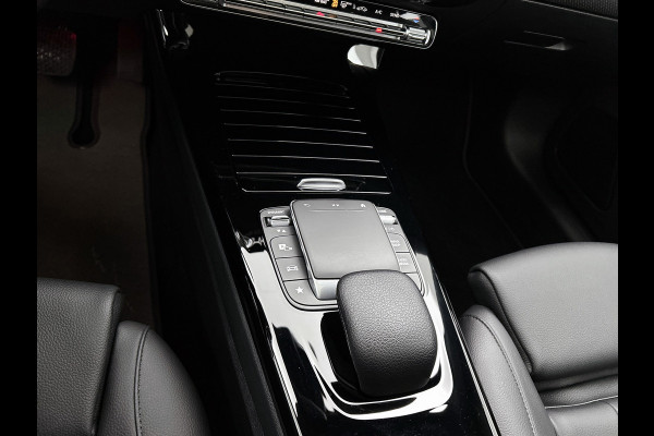 Mercedes-Benz A-Klasse 180 Solution Luxury (SFEERVERLICHTING, PANORAMADAK, ELEKT. STOELEN, ADAPTIVE CRUISE, CAMERA, 1e EIGENAAR)