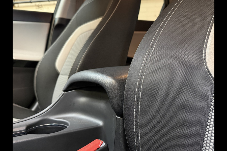 Kia cee'd Sportswagon 1.6 GDI AUT DynamicLine | Navi | Stoel & Stuur verwarming | Camera | PDC V+A | 16" | Keurig netjes onderhouden!