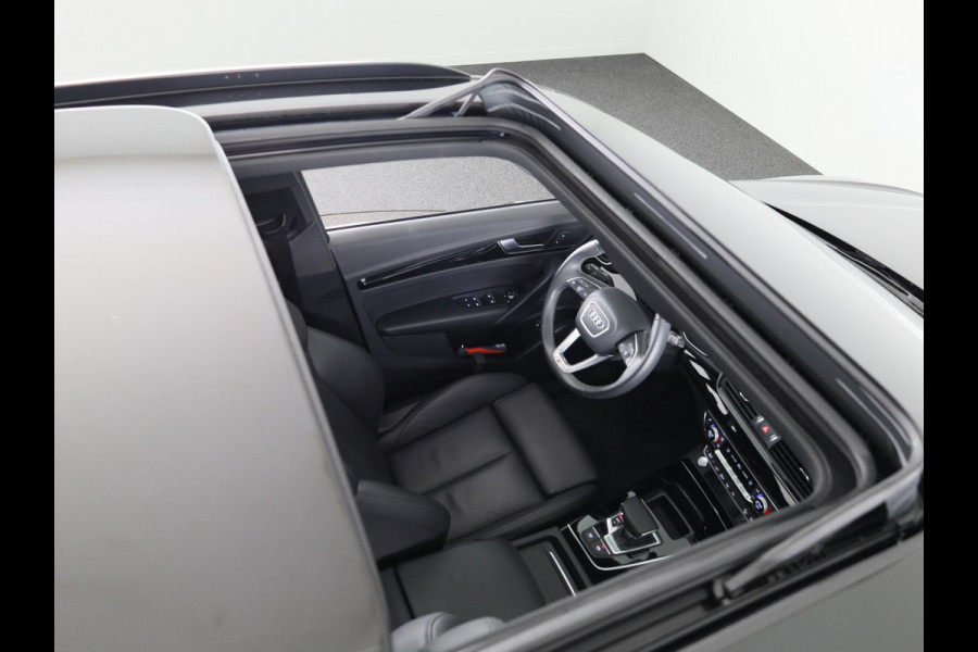 Audi Q5 50 TFSI e S edition Competition 299 pk S-tronic | Verlengde garantie | Navigatie | Panoramadak | Parkeersensoren (Park assist) | Rondomzicht camera | Luchtvering |