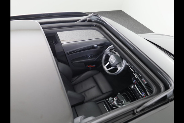 Audi Q5 50 TFSI e S edition Competition 299 pk S-tronic | Verlengde garantie | Navigatie | Panoramadak | Parkeersensoren (Park assist) | Rondomzicht camera | Luchtvering |