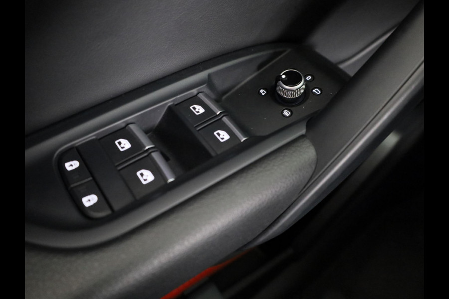 Audi Q5 50 TFSI e S edition Competition 299 pk S-tronic | Verlengde garantie | Navigatie | Panoramadak | Parkeersensoren (Park assist) | Rondomzicht camera | Luchtvering |