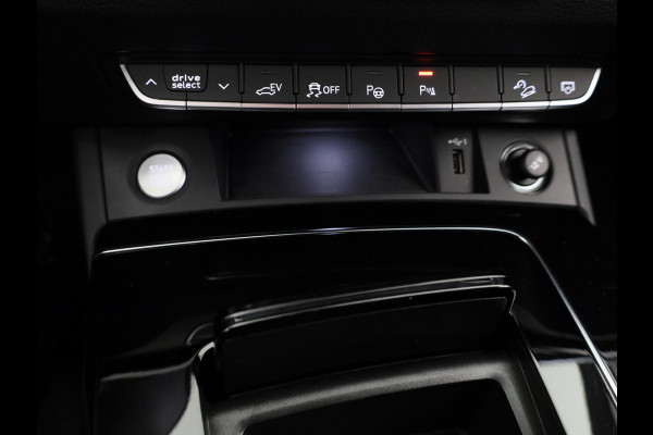 Audi Q5 50 TFSI e S edition Competition 299 pk S-tronic | Verlengde garantie | Navigatie | Panoramadak | Parkeersensoren (Park assist) | Rondomzicht camera | Luchtvering |