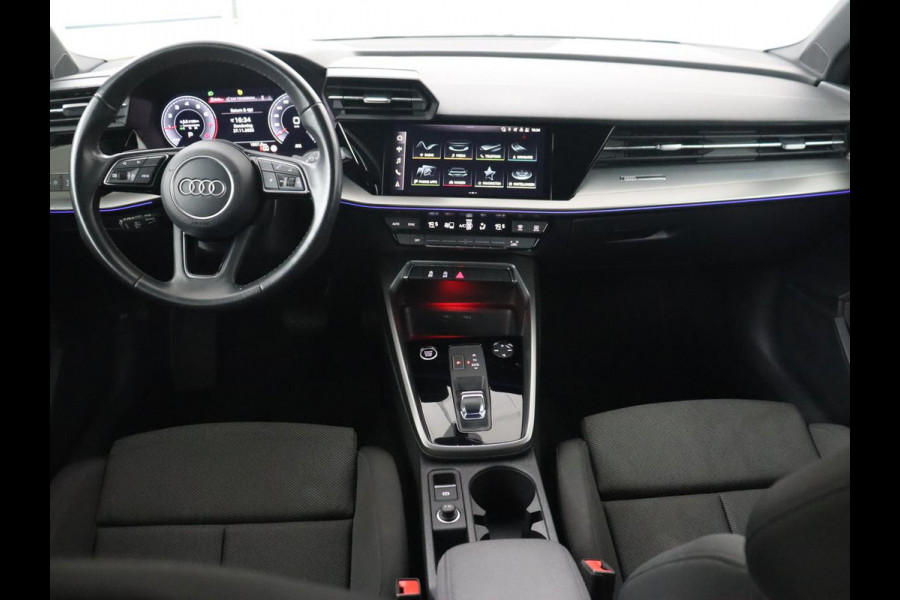 Audi A3 30 TFSI Advanced Edition | Sportstoelen | Carplay | Camera | Navigatie | Full LED | Virtual Cockpit | Climate control | 18'' | Getint glas | Cruise control | Parkeerhulp | Bluetooth | Audi Sound