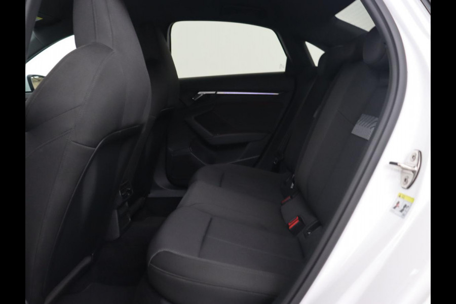 Audi A3 30 TFSI Advanced Edition | Sportstoelen | Carplay | Camera | Navigatie | Full LED | Virtual Cockpit | Climate control | 18'' | Getint glas | Cruise control | Parkeerhulp | Bluetooth | Audi Sound