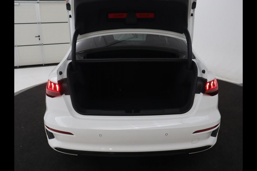 Audi A3 30 TFSI Advanced Edition | Sportstoelen | Carplay | Camera | Navigatie | Full LED | Virtual Cockpit | Climate control | 18'' | Getint glas | Cruise control | Parkeerhulp | Bluetooth | Audi Sound