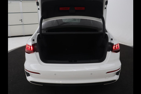 Audi A3 30 TFSI Advanced Edition | Sportstoelen | Carplay | Camera | Navigatie | Full LED | Virtual Cockpit | Climate control | 18'' | Getint glas | Cruise control | Parkeerhulp | Bluetooth | Audi Sound