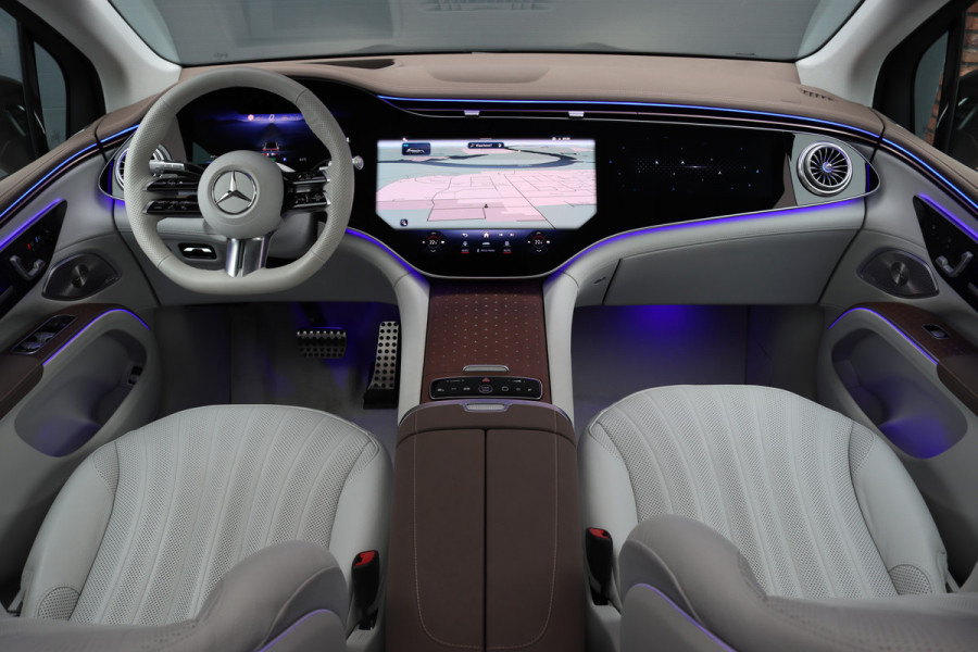Mercedes-Benz EQS SUV 450 4MATIC AMG Line 118 kWh | Facelift | Hyperscreen | Achterasbesturing | Airmatic | Distronic+ | Massage | Burmester | Trekhaak | Verwarmd Stuurwiel | HUD | Stoelventilatie |
