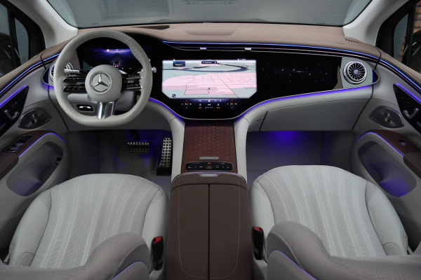 Mercedes-Benz EQS SUV 450 4MATIC AMG Line 118 kWh | Facelift | Hyperscreen | Achterasbesturing | Airmatic | Distronic+ | Massage | Burmester | Trekhaak | Verwarmd Stuurwiel | HUD | Stoelventilatie |