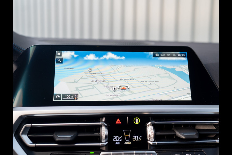 BMW 3-serie 320i High Executive | M-Sport | Laser | Stoelgeheugen | Trekhaak wegkl. | 19'' | Head Up | Camera | Keyless | Prijs Rijklaar!!