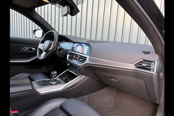 BMW 3-serie 320i High Executive | M-Sport | Laser | Stoelgeheugen | Trekhaak wegkl. | 19'' | Head Up | Camera | Keyless | Prijs Rijklaar!!
