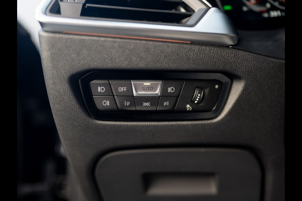 BMW 3-serie 320i High Executive | M-Sport | Laser | Stoelgeheugen | Trekhaak wegkl. | 19'' | Head Up | Camera | Keyless | Prijs Rijklaar!!