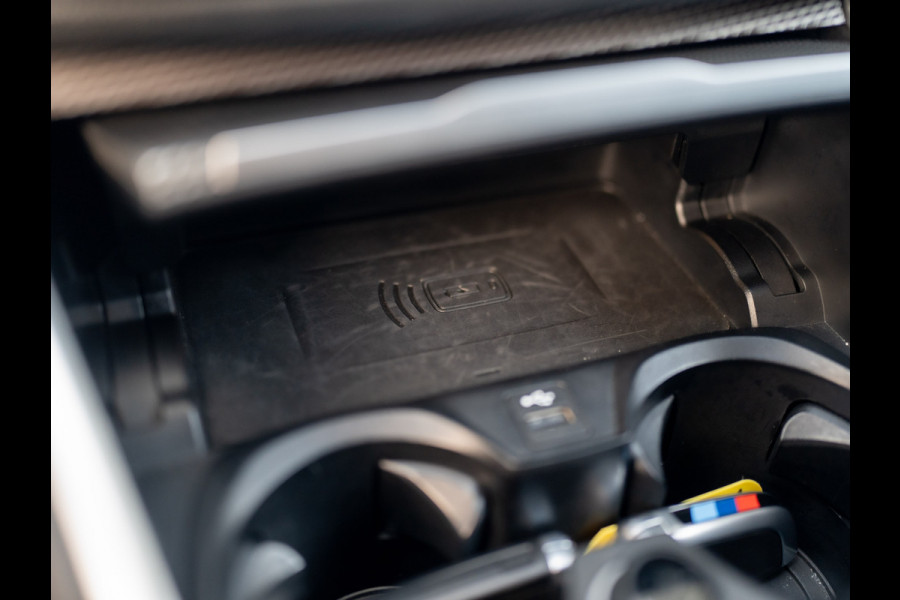 BMW 3-serie 320i High Executive | M-Sport | Laser | Stoelgeheugen | Trekhaak wegkl. | 19'' | Head Up | Camera | Keyless | Prijs Rijklaar!!