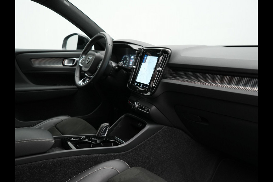 Volvo XC40 T5 Recharge R-Design Polestar Engineered Plug In Hybrid PHEV | Trekhaak Af Fabriek | Panodak | Camera | Harman / Kardon | Alcantara Sportstoelen & Stuur Verwarmd | Apple Carplay | 19"L.M | Navigatie | DAB |