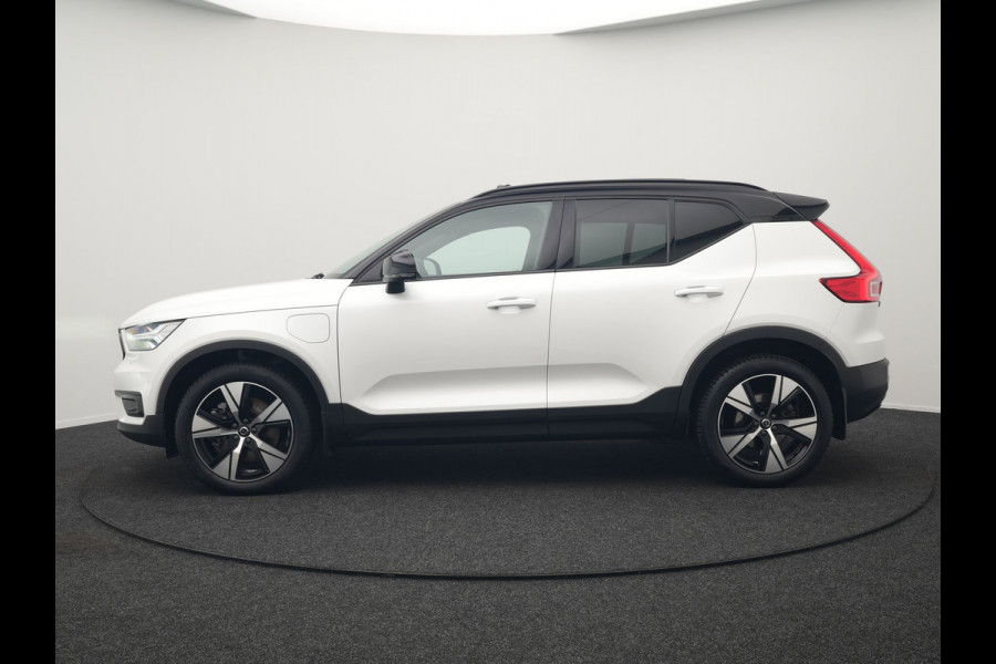 Volvo XC40 T5 Recharge R-Design Polestar Engineered Plug In Hybrid PHEV | Trekhaak Af Fabriek | Panodak | Camera | Harman / Kardon | Alcantara Sportstoelen & Stuur Verwarmd | Apple Carplay | 19"L.M | Navigatie | DAB |